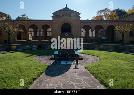 Il famoso Lago Weissensee Cimitero Ebraico di Berlino, Germania. L'ingresso anteriore al cimitero. Foto Stock