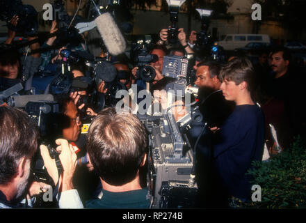 VAN NUYS, CA - 13 gennaio: premere a Erik e Lyle Menendez Trial, Superior Corte giudice Stanley Weisberg dichiara un mistrial in Erik Menendez prova su gennaio 13, 1994 a Van Nuys Courthouse in Van Nuys, California. Foto di Barry re/Alamy Stock Photo Foto Stock