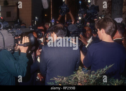 VAN NUYS, CA - 13 gennaio: una vista generale di atmosfera di media a Erik e Lyle Menendez Trial, Superior Corte giudice Stanley Weisberg dichiara un mistrial in Erik Menendez prova su gennaio 13, 1994 a Van Nuys Courthouse in Van Nuys, California. Foto di Barry re/Alamy Stock Photo Foto Stock