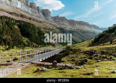 Vista del Circo de Soaso e ponte in valle, Ordesa National Park, Aragona. Pirenei, Spagna Foto Stock