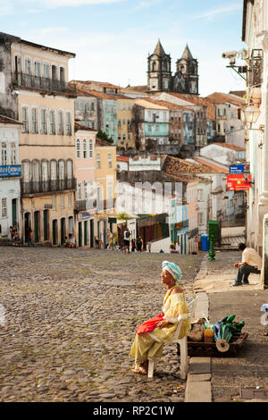 Un locale Baiana donna in abito tradizionale nel centro storico di Salvador de Bahia, Brasile, Foto Stock