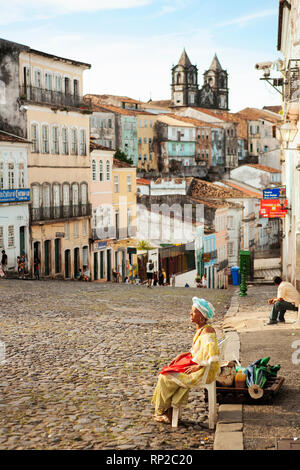 Un locale Baiana donna in abito tradizionale nel centro storico di Salvador de Bahia, Brasile, Foto Stock