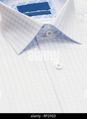 Camicia con motivo a scacchi e con un focus sul collare e sul pulsante close-up Foto Stock