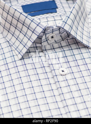 Camicia con motivo a scacchi e con un focus sul collare e sul pulsante close-up Foto Stock