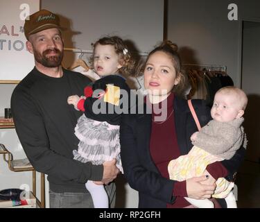 Cole Maness, Shane Maness, Erika Christensen, Polly Maness presso gli arrivi per intuizione globale della campagna di lancio di ospitati da Yizhou, Fred Segal Sunset Blvd, West Hollywood, CA il 18 febbraio 2019. Foto di: Priscilla concedere/Everett Collection Foto Stock