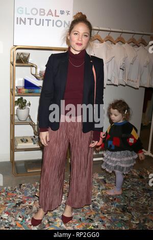 Erika Christensen presso gli arrivi per intuizione globale della campagna di lancio di ospitati da Yizhou, Fred Segal Sunset Blvd, West Hollywood, CA il 18 febbraio 2019. Foto di: Priscilla concedere/Everett Collection Foto Stock