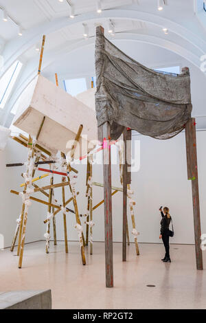 Londra, Regno Unito. Xx Febbraio 2019. cul-de-sac da lo scultore britannico Phyllida Barlow una nuova grande opera presso la Reale Accademia delle Belle Arti Ella ha trasformato il Gabrielle Jungels-Winkler gallerie con una mostra concepita come una installazione sequenziale in esecuzione in tutti e tre gli spazi tra loro interconnessi. Non vi sono cambiamenti di ritmo e di enfasi attraverso le gallerie come Barlow cerca di interrogare e sfida gli spazi. Si va dal 23 febbraio - 23 giugno 2019 Credit: Guy Bell/Alamy Live News Foto Stock