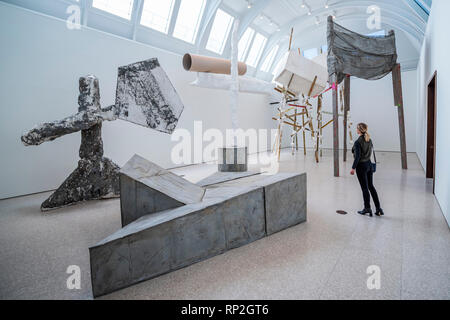 Londra, Regno Unito. Xx Febbraio 2019. cul-de-sac da lo scultore britannico Phyllida Barlow una nuova grande opera presso la Reale Accademia delle Belle Arti Ella ha trasformato il Gabrielle Jungels-Winkler gallerie con una mostra concepita come una installazione sequenziale in esecuzione in tutti e tre gli spazi tra loro interconnessi. Non vi sono cambiamenti di ritmo e di enfasi attraverso le gallerie come Barlow cerca di interrogare e sfida gli spazi. Si va dal 23 febbraio - 23 giugno 2019 Credit: Guy Bell/Alamy Live News Foto Stock