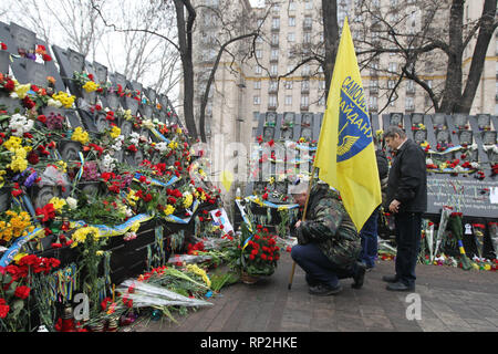 Kiev Kiev, Ucraina. Xx Febbraio 2019. Gli ucraini sono visti immissione fiori e candele di illuminazione al memoriale di il Maidan attivisti che sono stati uccisi durante il quinto anniversario.Euromaidan giro o rivoluzione della dignità era un ondata di dimostrazioni e disordini civili in Ucraina, che ha avuto inizio nella notte del 21 novembre 2013 con le manifestazioni di protesta in piazza Indipendenza a Kiev, chiedendo l'integrazione europea. Le proteste hanno portato al 2014 rivoluzione ucraina e la cacciata del Presidente Viktor Yanukovych. Credito: Pavlo Gonchar SOPA/images/ZUMA filo/Alamy Live News Foto Stock