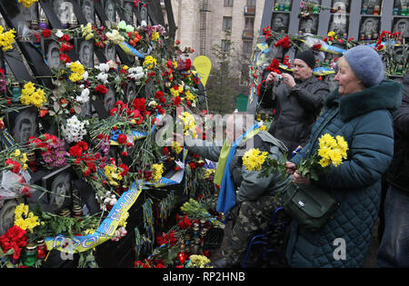 Kiev Kiev, Ucraina. Xx Febbraio 2019. Gli ucraini sono visti immissione fiori e candele di illuminazione al memoriale di il Maidan attivisti che sono stati uccisi durante il quinto anniversario.Euromaidan giro o rivoluzione della dignità era un ondata di dimostrazioni e disordini civili in Ucraina, che ha avuto inizio nella notte del 21 novembre 2013 con le manifestazioni di protesta in piazza Indipendenza a Kiev, chiedendo l'integrazione europea. Le proteste hanno portato al 2014 rivoluzione ucraina e la cacciata del Presidente Viktor Yanukovych. Credito: Pavlo Gonchar SOPA/images/ZUMA filo/Alamy Live News Foto Stock