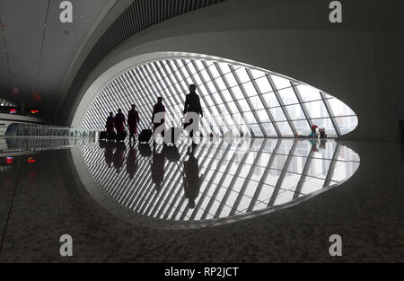 (190220) -- CHONGQING, Feb 20, 2019 (Xinhua) -- Addestrare gli operatori a piedi verso il loro treno a Chongqing a ovest dalla stazione di Chongqing, a sud-ovest della Cina, il 20 febbraio, 2019. Della Cina di ferrovie sono attesi per affrontare la post-holiday travel il picco nei prossimi giorni quando milioni di viaggiatori tornare ai loro luoghi di lavoro o le scuole come il Festival di Primavera di celebrazione è giunto al termine. I treni potrebbero portare 11.04 milioni di passeggeri su Mercoledì, fino da 8,72 milioni di martedì, i dati ufficiali hanno mostrato. Alcuni 930 treni extra saranno messi in uso per soddisfare la domanda di viaggio. Centinaia di milioni di ch Foto Stock