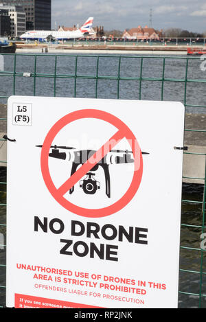 Londra, Regno Unito. Xx Febbraio 2019.Un 'No fuco zona' segno fissato per le recinzioni perimetrali del London City Airport.Il ministero britannico dei Trasporti ha annunciato oggi un espansione del drone "no-fly zone" a 5 km attorno a piste aeroportuali entrerà in vigore il prossimo mese. Credito: Claire Doherty/Alamy Live News Foto Stock