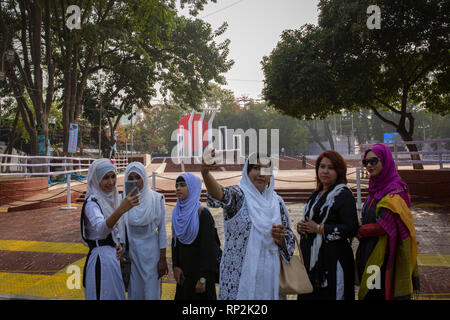 Dacca in Bangladesh. Xx Febbraio 2019. Popolo del Bangladesh prendere selfie nella parte anteriore della lingua matyrs monumento a Dacca in Bangladesh nel febbraio 20, 2019. La nazione renderà omaggio al Bangla lingua movimento di martiri che hanno sacrificato la loro vita per la loro lingua madre nel 1952, mentre le Nazioni Unite per l'Educazione, la scienza e la Cultura (UNESCO) dichiarati 21 febbraio come internazionale di lingua madre il giorno. Credito: zakir hossain chowdhury zakir/Alamy Live News Foto Stock