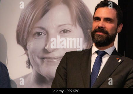 Madrid, Spagna. Xx Febbraio 2019. Roger Torren, presidente del Parlament in piedi accanto al supporto per banner Carme Forcadell in Madrid. Credito: SOPA Immagini limitata/Alamy Live News Foto Stock