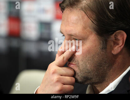 Kiev, Ucraina. Xx Febbraio 2019. PEDRO MARTINS, allenatore di Olympiacos FC, parla ai media durante una conferenza stampa presso la Olimpiyskiy Stadium di Kiev, in Ucraina, il 20 febbraio 2019. Olympiacos FC dovrà affrontare la Dynamo Kyiv nel la UEFA Europa League Soccer match al Olimpiyskiy Stadium di Kiev, Ucraina, 21 febbraio 2019. Credito: Serg Glovny/ZUMA filo/Alamy Live News Foto Stock