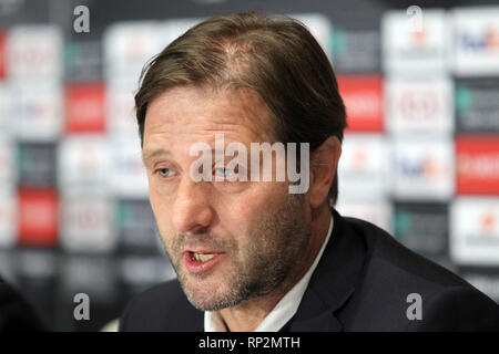 Kiev, Ucraina. Xx Febbraio 2019. Olympiacos' head coach Pedro Martins visto in occasione di una conferenza stampa presso lo stadio Olimpiyskiy a Kiev in Ucraina.Olympiacos FC dovrà affrontare la Dynamo Kyiv alla UEFA Europa League Soccer match on 21 febbraio presso l'Olimpiyskiy Stadium di Kiev. Credito: Pavlo Gonchar SOPA/images/ZUMA filo/Alamy Live News Foto Stock