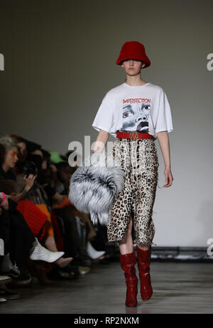 Milano, Italia. Xx Febbraio 2019. Un modello presenta una creazione di ANNAKIKI durante la Fashion Week di Milano Autunno/Inverno 2019/2020 a Milano il 20 febbraio, 2019. Credito: Cheng Tingting/Xinhua/Alamy Live News Foto Stock