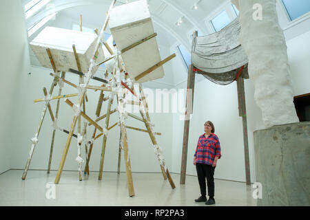 Londra, Regno Unito. Xx Febbraio 2019. Phyllida Barlow è visto la visualizzazione di una sua installazione presso la Royal Academy of Arts di Londra.artista britannico Phyllida Barlow trasforma la Royal Academy di Gabrielle Jungels-Winkler gallerie con una mostra interamente nuova opera, intitolata cul-de-sac. La mostra è stata concepita come un installazione sequenziale in esecuzione in tutti e tre gli spazi tra loro interconnessi. La mostra è aperta al pubblico dal 23 febbraio fino al 23 giugno 2019. Credito: Dinendra Haria/SOPA Immagini/ZUMA filo/Alamy Live News Foto Stock