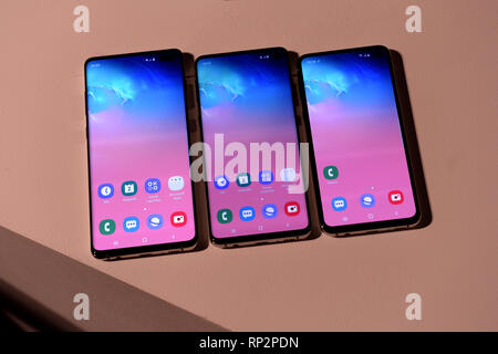 Londra, Regno Unito. 19 Feb, 2019. Il Samsung Galaxy S10, S10 e S10E (l-r) smartphone può essere visto in un evento aziendale. I nuovi modelli top sono destinati a competere con Apple iPhone, tra le altre cose. Credito: Andrej Sokolow/dpa/Alamy Live News Foto Stock