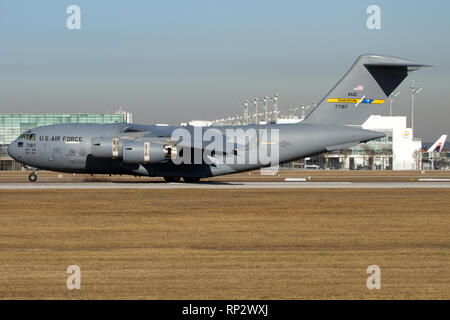 Stati Uniti US Air Force - USAF Boeing C-17A Globemaster III portando noi alimenta torna a casa dopo la in occasione della conferenza di Monaco sulla sicurezza. Foto Stock