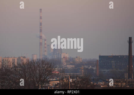 Cracovia, Malopolski Provincia, Polonia. 19 Feb, 2019. Un tramonto Nowa Huta durante un allarme smog.L'inquinamento nella città di Cracovia superavano di gran lunga il permesso le norme UE. Credito: Cezary Kowalski/SOPA Immagini/ZUMA filo/Alamy Live News Foto Stock