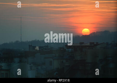 Cracovia, Malopolski Provincia, Polonia. 19 Feb, 2019. Un tramonto sulla città vecchia di Cracovia durante un allarme smog.L'inquinamento nella città di Cracovia superavano di gran lunga il permesso le norme UE. Credito: Cezary Kowalski/SOPA Immagini/ZUMA filo/Alamy Live News Foto Stock