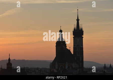 Cracovia, Malopolski Provincia, Polonia. 19 Feb, 2019. Un tramonto su Cracovia della Basilica Mariacki durante un allarme smog.L'inquinamento nella città di Cracovia superavano di gran lunga il permesso le norme UE. Credito: Cezary Kowalski/SOPA Immagini/ZUMA filo/Alamy Live News Foto Stock