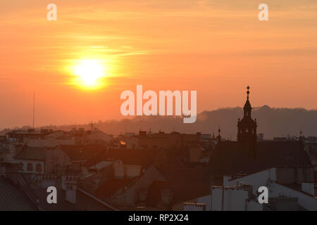 Cracovia, Malopolski Provincia, Polonia. 19 Feb, 2019. Un tramonto sulla città vecchia di Cracovia durante un allarme smog.L'inquinamento nella città di Cracovia superavano di gran lunga il permesso le norme UE. Credito: Cezary Kowalski/SOPA Immagini/ZUMA filo/Alamy Live News Foto Stock