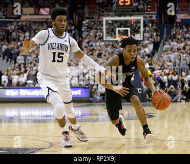 Febbraio 20, 2019: Georgetown Hoyas Guard (3) Giacomo Akinjo dribbling difeso da Villanova Wildcats in avanti (15) Saddiq Bey durante una NCAA di pallacanestro degli uomini di gioco tra il Georgetown Hoyas e Villanova Wildcats al capitale una Arena in Washington, DC Justin Cooper/CSM Foto Stock