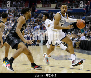Febbraio 20, 2019: Villanova Wildcats avanti/protezione (4) Eric Paschall è difeso da Georgetown Hoyas Guard (4) Jagan Mosely durante una NCAA di pallacanestro degli uomini di gioco tra il Georgetown Hoyas e Villanova Wildcats al capitale una Arena in Washington, DC Justin Cooper/CSM Foto Stock