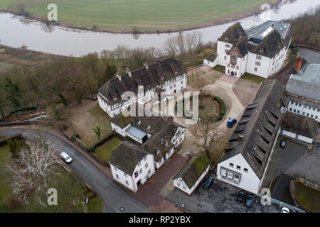 13 febbraio 2019, Bassa Sassonia, Fürstenberg: vista esterna del complesso del palazzo della manifattura di porcellane Fürstenberg sul Weser. Il complesso del castello ospita il solo museo delle porcellane in Germania settentrionale. (Foto aeree con un drone) (a dpa 'Marienburg, Fürstenberg, Bückeburg: Notizie da castelli nel nord') Foto: Swen Pförtner/dpa Foto Stock