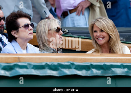 Londra, Inghilterra - Luglio 03: Martina Navratilova (C) e Christie Brinkley (R) durante il Signore sceglie il match finale tra Vera ZVONAREVA e Serena Williams il giorno dodici del Wimbledon Lawn Tennis campionati a tutti England Lawn Tennis e Croquet Club il 3 luglio 2010 a Londra, Inghilterra. (Foto di tempeste Media Group) Persone: Billie Jean King Martina Navratilova Christie Brinkley Foto Stock