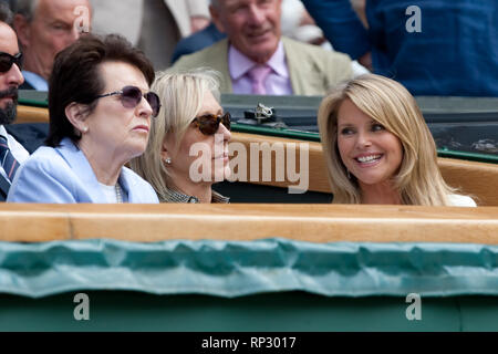 Londra, Inghilterra - Luglio 03: Martina Navratilova (C) e Christie Brinkley (R) durante il Signore sceglie il match finale tra Vera ZVONAREVA e Serena Williams il giorno dodici del Wimbledon Lawn Tennis campionati a tutti England Lawn Tennis e Croquet Club il 3 luglio 2010 a Londra, Inghilterra. (Foto di tempeste Media Group) Persone: Billie Jean King Martina Navratilova Christie Brinkley Foto Stock