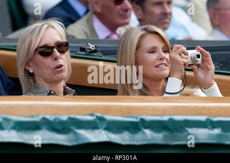 Londra, Inghilterra - Luglio 03: Martina Navratilova (C) e Christie Brinkley (R) durante il Signore sceglie il match finale tra Vera ZVONAREVA e Serena Williams il giorno dodici del Wimbledon Lawn Tennis campionati a tutti England Lawn Tennis e Croquet Club il 3 luglio 2010 a Londra, Inghilterra. (Foto di tempeste Media Group) Persone: Billie Jean King Martina Navratilova Christie Brinkley Foto Stock