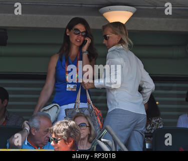 KEY BISCAYNE, FL - 04 aprile: Julia Lemigova, e Martina Navratilova guarda Serena Williams sconfitta Carla Suarez Navarro di Spagna durante la finale il giorno 13 del Miami aperto a Crandon Park Tennis Center su Aprile 4, 2015 in Key Biscayne, Florida. Persone: Julia Lemigova, Martina Navratilova Foto Stock