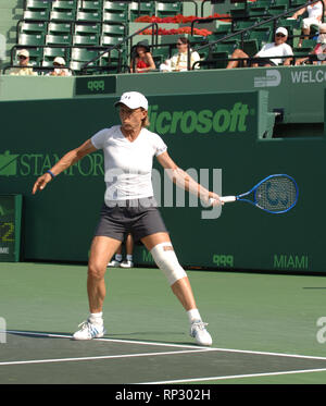 MIAMI - Aprile 02, 2006: nel doppio femminile finali all'2006 NASDAQ-100 aperto. LisaÊRaymond (USA) andSamanthaÊStosur (AUS) sconfisse LiezelÊHuber (RSA) andMartinaÊNavratilova (USA) 6-4,7-5 in rettilineo-imposta al NASDAQ-100 aperto, parte del Sony Ericsson WTA Tour, presso il Centro Tennis di Crandon Park il 2 aprile 2006 a Miami in Florida. Persone; MartinaÊNavratilova Foto Stock