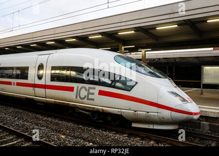 10.12.2018, Essen, Nord Reno-Westfalia, Germania - ICE con il treno alla stazione centrale di Essen. 00x181210D009CAROEX.JPG [modello di rilascio: non applicabile, proprietà Foto Stock