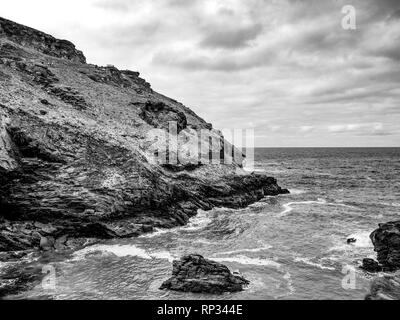 Cornwall Inghilterra - vista sul sorprendente verticale in corrispondenza del litorale Foto Stock