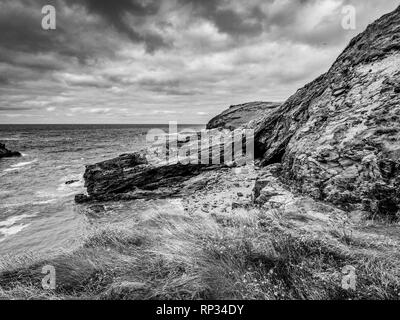 La Grotta di Tintagel in Cornovaglia - un popolare punto di riferimento in corrispondenza di Tintagel Castle Foto Stock