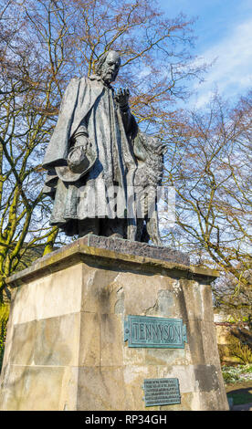 La Tennyson Memorial statua con il suo cane Karenina sulla cattedrale verde, Cattedrale di Lincoln, città di Lincoln, Lincolnshire, East Midlands, England, Regno Unito Foto Stock