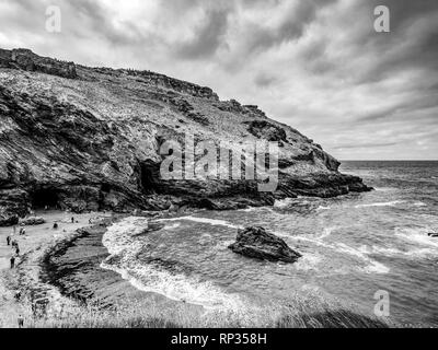 Cornwall Inghilterra - vista sul sorprendente verticale in corrispondenza del litorale Foto Stock