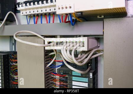 L'immagine mostra l'armadio di controllo. Multimode Fiber switch e interruttori di circuito di potenza all'interno del caso. Foto Stock