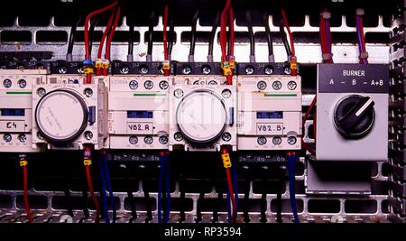 L'immagine mostra l'armadio di controllo. Dispositivo elettrico e gli interruttori di circuito di potenza all'interno del caso. Foto Stock