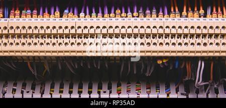 Morsettiere per collegamento elettrico e terminali di messa a terra per la messa a terra nell'armadio di controllo. I fili con i campi Sottotitolo. Foto Stock