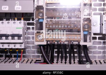 L'immagine mostra l'armadio di controllo. Interruttori di circuito e il dispositivo elettrico di potenza all'interno del caso. Foto Stock