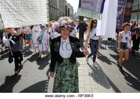 I partecipanti alla manifestazione per celebrare il centesimo anniversario del voto per le donne. Foto Stock