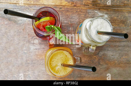 Tipico cocktail da india dei diversi tipi di frutta sulla tavola di legno. Foto Stock