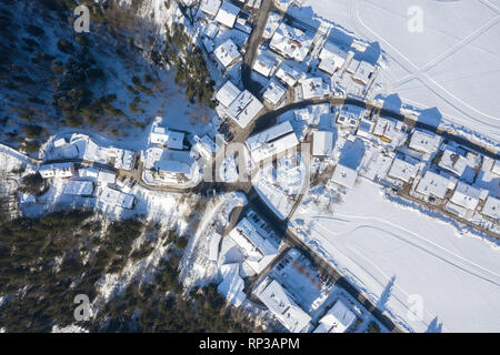 Vista aerea di Itter tradizionale villaggio austriaco coperta di neve in inverno mattina. Destinazione turistica nelle Alpi. Foto Stock