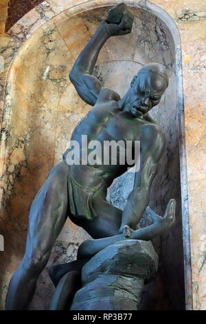 La scultura lotta con Snake da scultore belga Arthur Dupagne nel AfricaMuseum / Museo Reale per l'Africa Centrale, Tervuren, Belgio Foto Stock