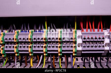 Morsettiera per elettronica industriale. Il blocco terminale. Potenza industriale caso. Foto Stock